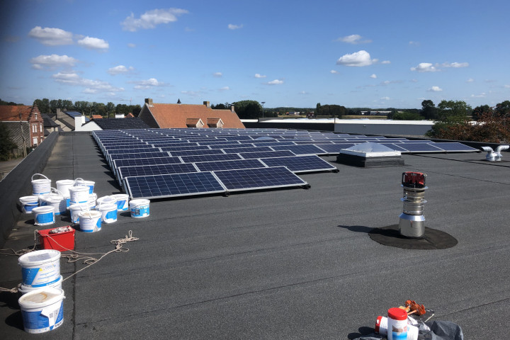 Rcs Cool&protect Dak Met Pv Panelen (1)